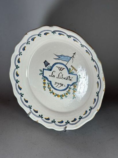 NEVERS.
Earthenware plate with contoured...