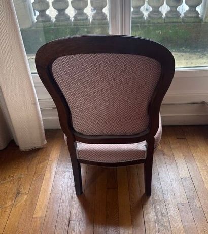 Fauteuil en bois mouluré à dossier violoné,...