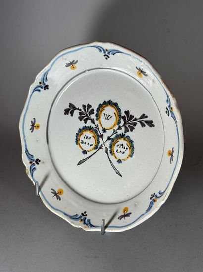 NEVERS.
Earthenware plate with contoured...