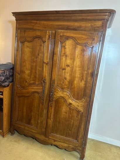 Armoire en noyer mouluré de style Louis XV.
XIXe...
