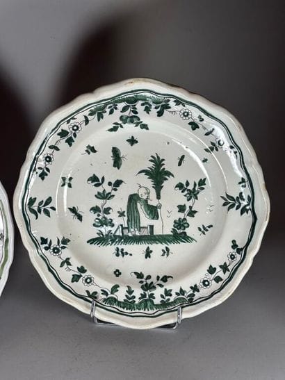MOUSTIERS.
Two earthenware plates with contoured...