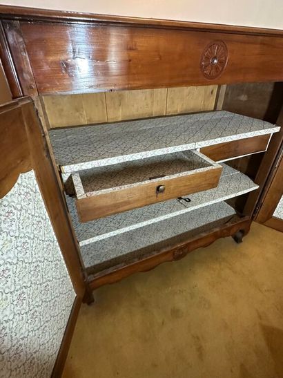Buffet rustique à hauteur d'appui en bois...