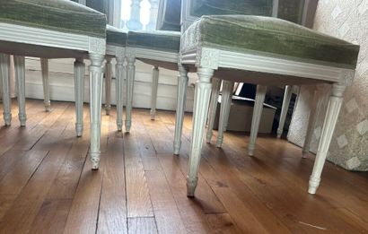 Suite de six chaises en bois mouluré et sculpté...