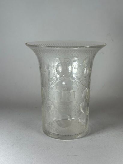 Blown glass tulip vase with engraved decoration...