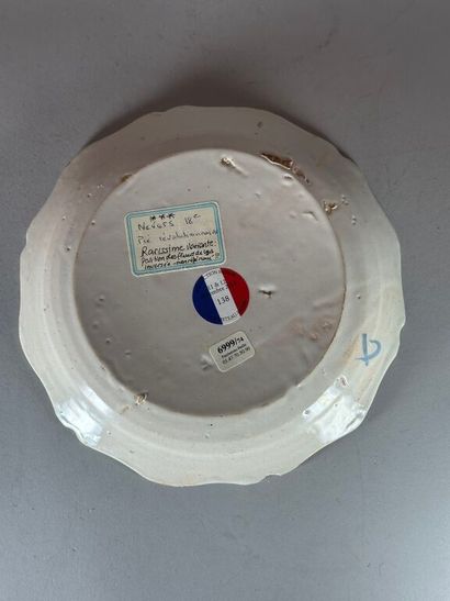 NEVERS.
Earthenware plate with contoured...