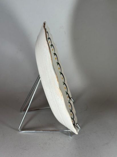NEVERS.
Earthenware plate with contoured...