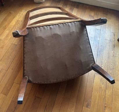 Fauteuil en noyer et placage de noyer à haut...