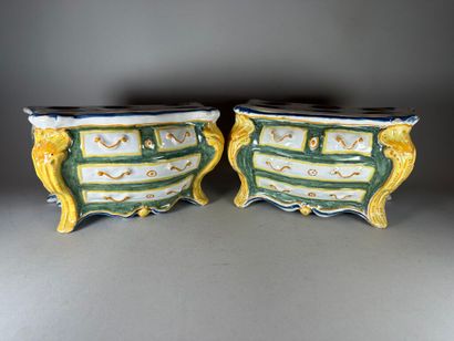 NEVERS.
Pair of earthenware bouquetières...