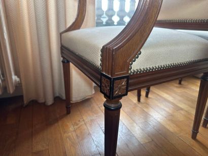 Paire de fauteuils en acajou mouluré et verni.
Garniture...