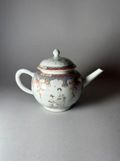 CHINA, Compagnie des Indes.
Porcelain globular...