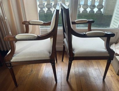 Paire de fauteuils en acajou mouluré et verni.
Garniture...