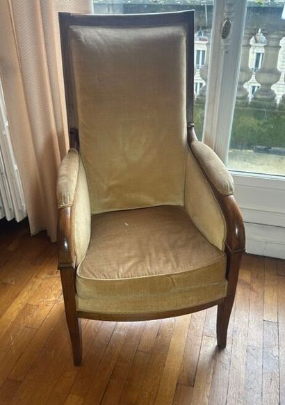 Fauteuil en noyer et placage de noyer à haut...