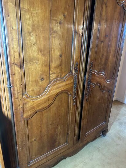 Armoire en noyer mouluré de style Louis XV.
XIXe...