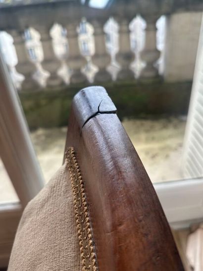 Fauteuil en noyer et placage de noyer à haut...