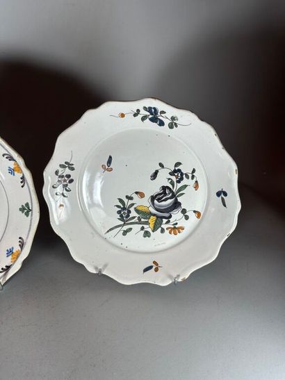 NEVERS.
Earthenware rim plates with polychrome...