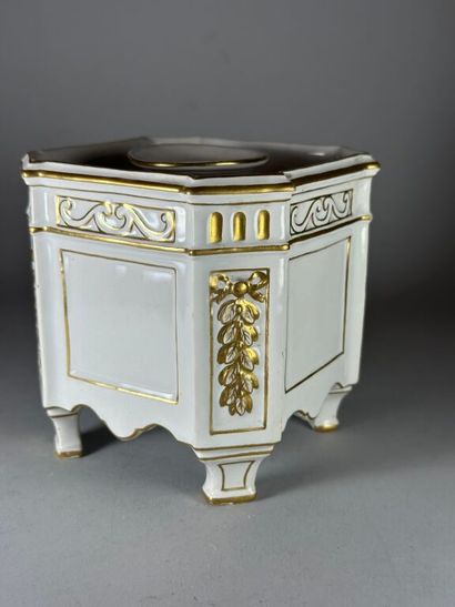 SAINT-CLEMENT.
Quadrangular planter in earthenware...