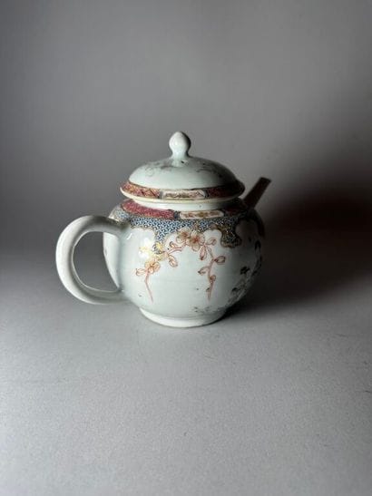 CHINA, Compagnie des Indes.
Porcelain globular...