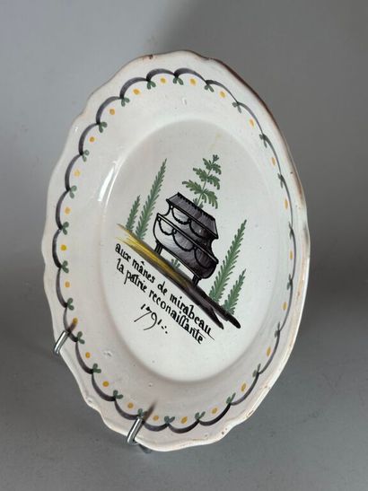 NEVERS.
Earthenware plate with contoured...