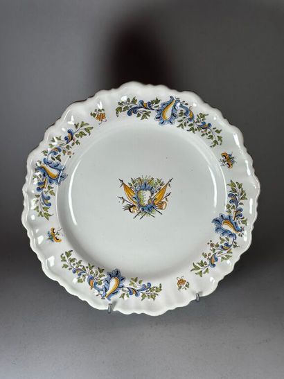 MOUSTIERS. (Ferrat).
Earthenware plate with...