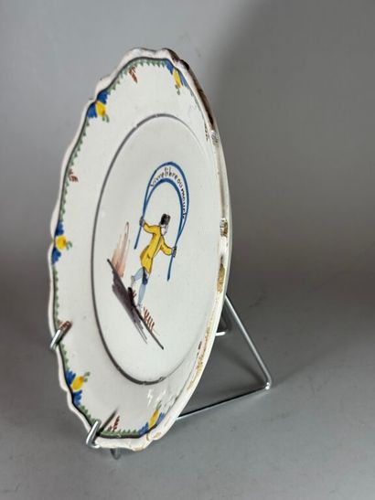 NEVERS.
Earthenware plate with contoured...