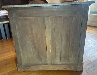 Commode en acajou et placage d'acajou ouvrant...