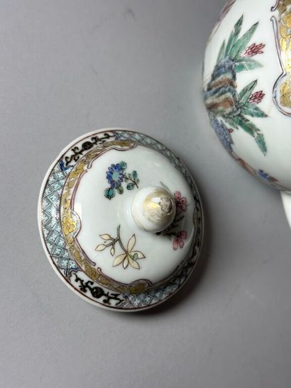 CHINA, Compagnie des Indes.
Porcelain globular...