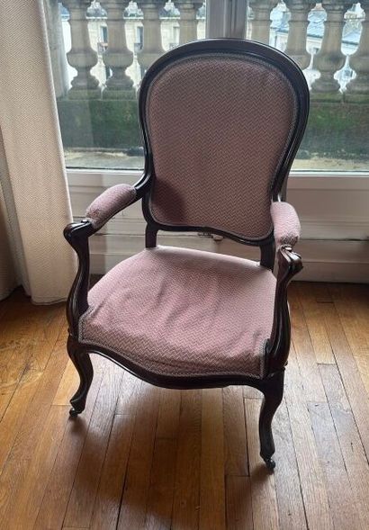 Fauteuil en bois mouluré à dossier violoné,...