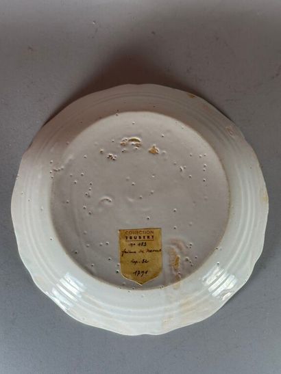 NEVERS.
Earthenware plate with contoured...