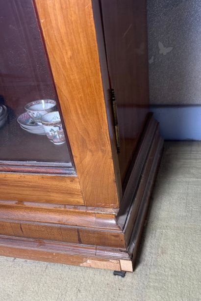 Vitrine en acajou et placage d'acajou ouvrant...