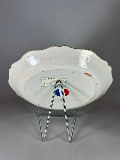 NEVERS.
Earthenware plate with contoured...