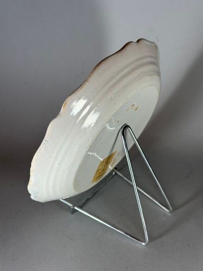 NEVERS.
Earthenware plate with contoured...