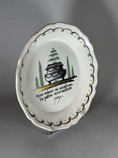 NEVERS.
Earthenware plate with contoured...