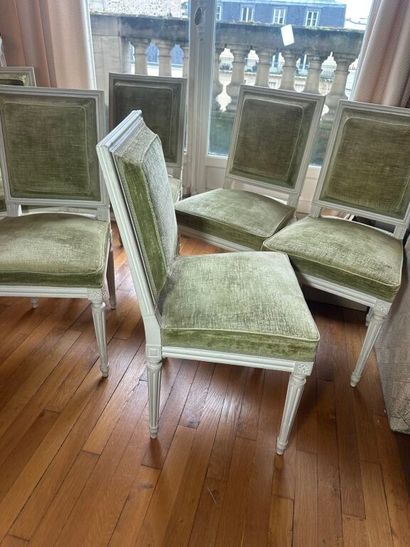 Suite de six chaises en bois mouluré et sculpté...