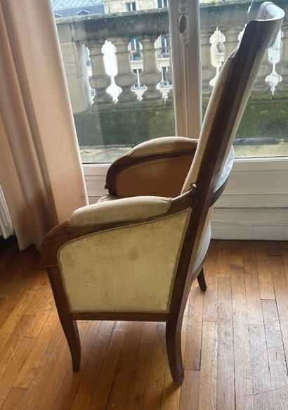 Fauteuil en noyer et placage de noyer à haut...