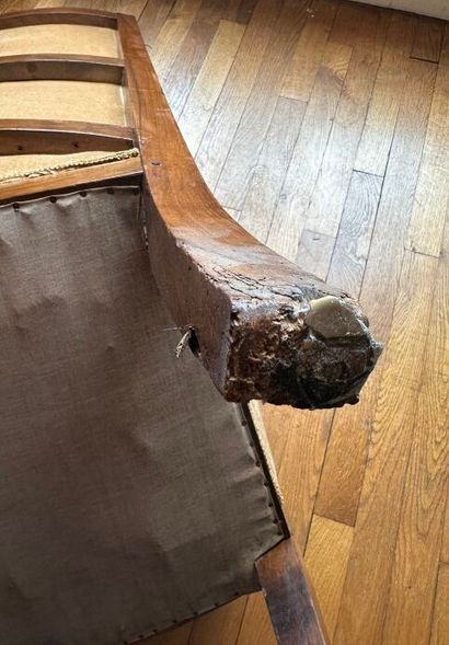 Fauteuil en noyer et placage de noyer à haut...
