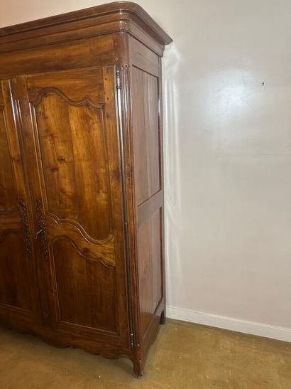 Armoire en noyer mouluré de style Louis XV.
XIXe...