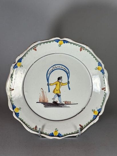 NEVERS.
Earthenware plate with contoured...