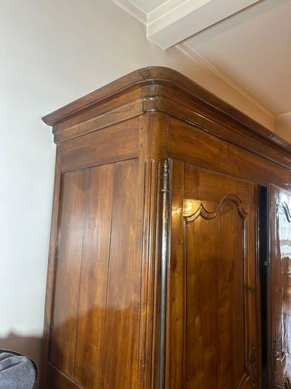 Armoire en noyer mouluré de style Louis XV.
XIXe...