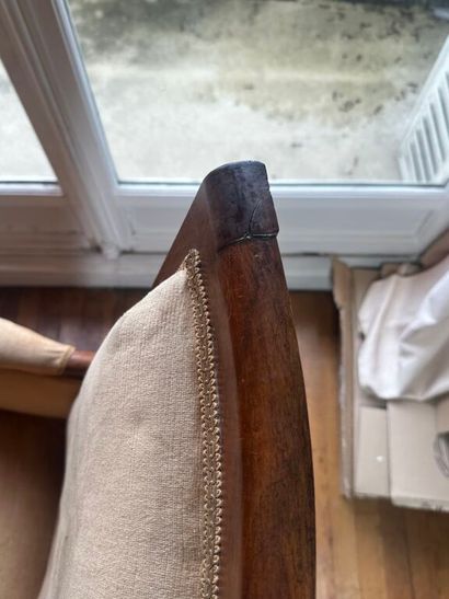 Fauteuil en noyer et placage de noyer à haut...