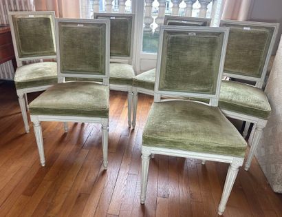 Suite de six chaises en bois mouluré et sculpté...
