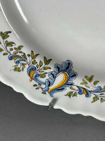 NEVERS.
Earthenware rim plates with polychrome...