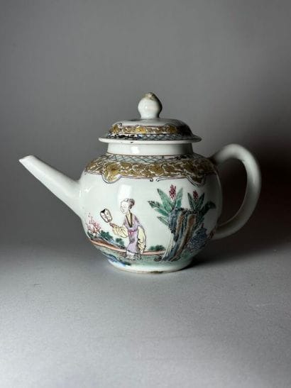 CHINA, Compagnie des Indes.
Porcelain globular...