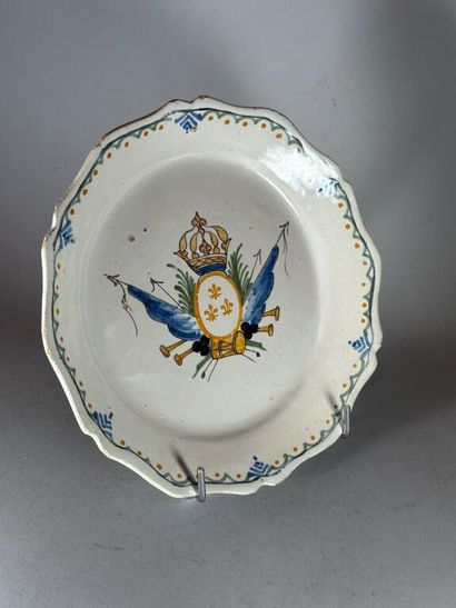 NEVERS.
Earthenware plate with contoured...