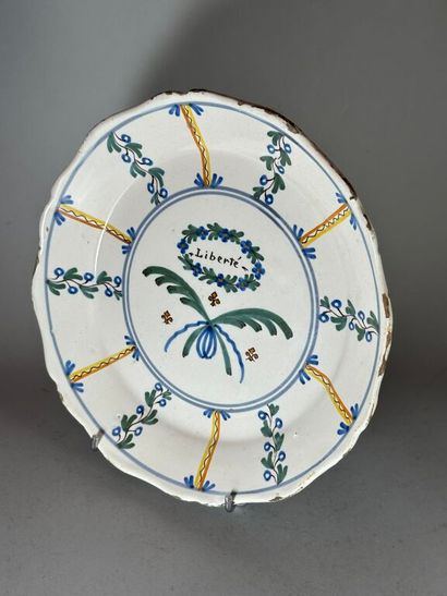 NEVERS.
Earthenware plate with contoured...