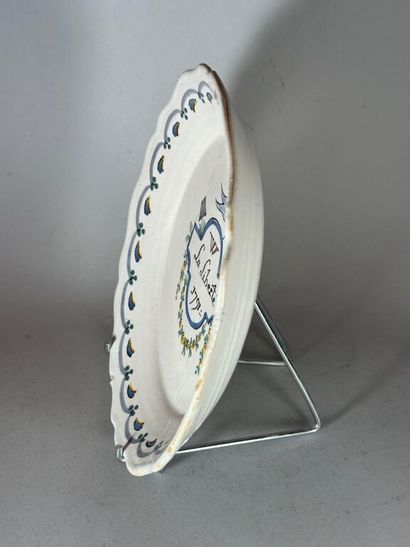 NEVERS.
Earthenware plate with contoured...