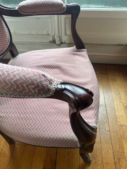 Fauteuil en bois mouluré à dossier violoné,...