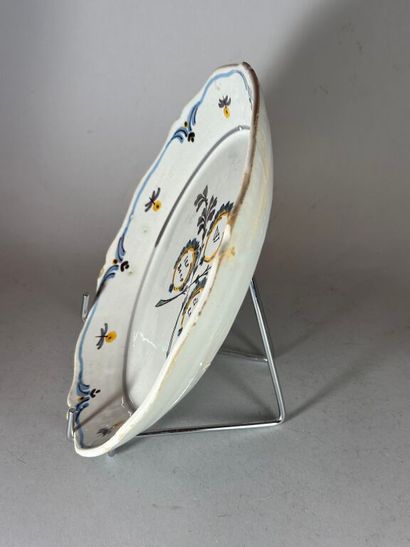 NEVERS.
Earthenware plate with contoured...