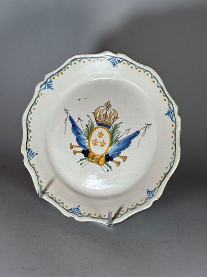 NEVERS.
Earthenware plate with contoured...