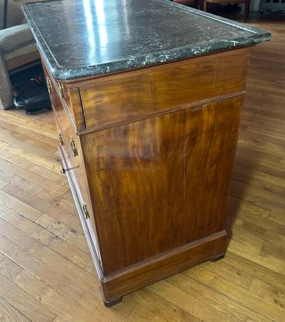 Commode en acajou et placage d'acajou ouvrant...