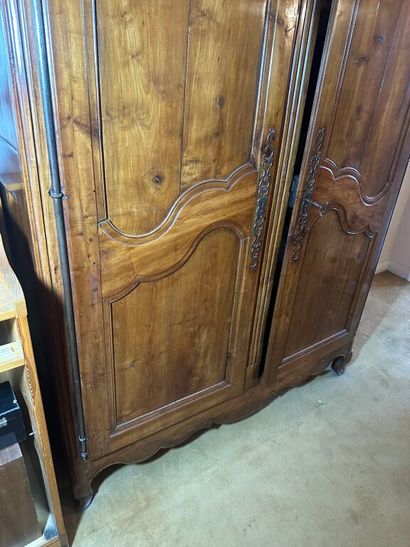 Armoire en noyer mouluré de style Louis XV.
XIXe...